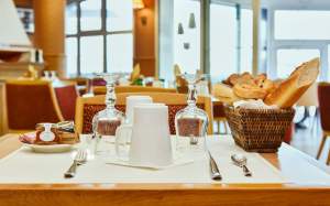 → Best Western Hôtel Alexandra · Hotel 4 estrellas Saint-Malo · Mesa