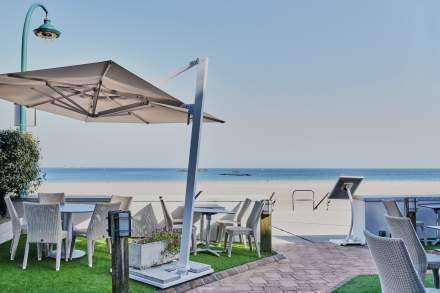 → Best Western Hôtel Alexandra · Hotel 4 estrellas Saint-Malo · Terraza